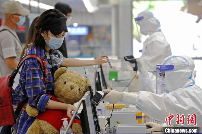 浦東機(jī)場海關(guān)人員對入境旅客信息信息核查。(資料照片) 殷立勤 攝