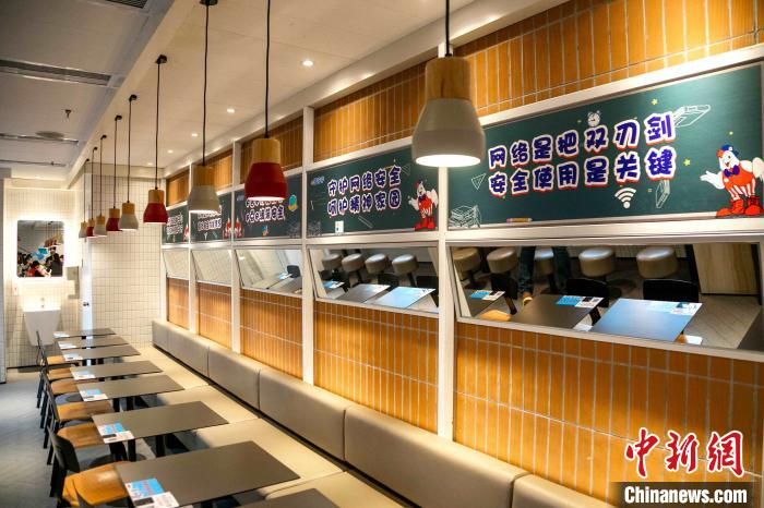 21日，走進(jìn)位于福建省福州市南后街的&ldquo;青少年網(wǎng)絡(luò)素養(yǎng)教育&rdquo;主題餐廳令人眼前一亮?！∪~秋云 攝