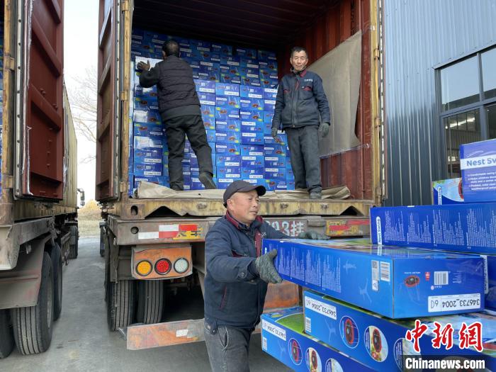 陳克紅搬運(yùn)的體育用品即將遠(yuǎn)銷歐洲?！⌒焐荷?攝