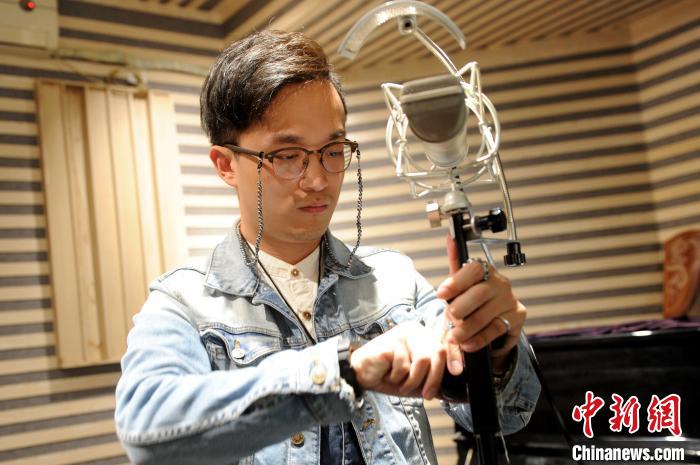 蔡鶴立在他的錄音棚工作?！埥鸫?攝