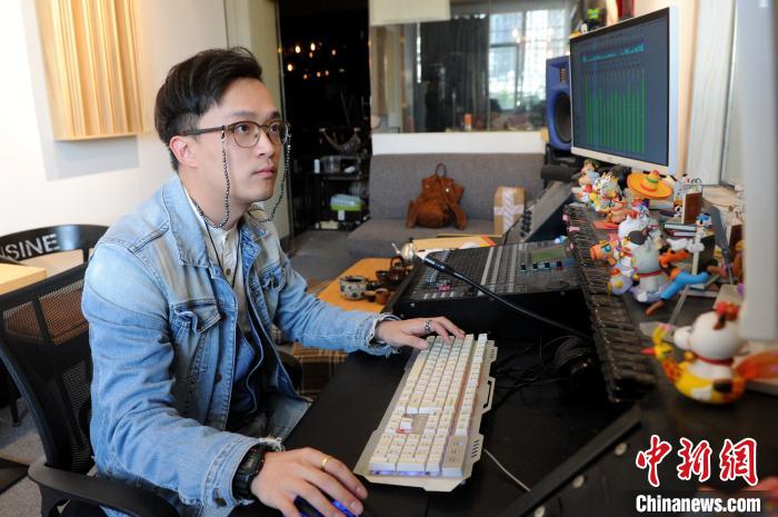 蔡鶴立在他的工作室影視后期制作。　張金川 攝