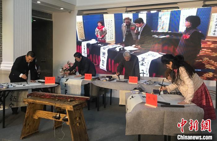 兩岸書法家分別在現(xiàn)場共同揮毫?！÷访?攝