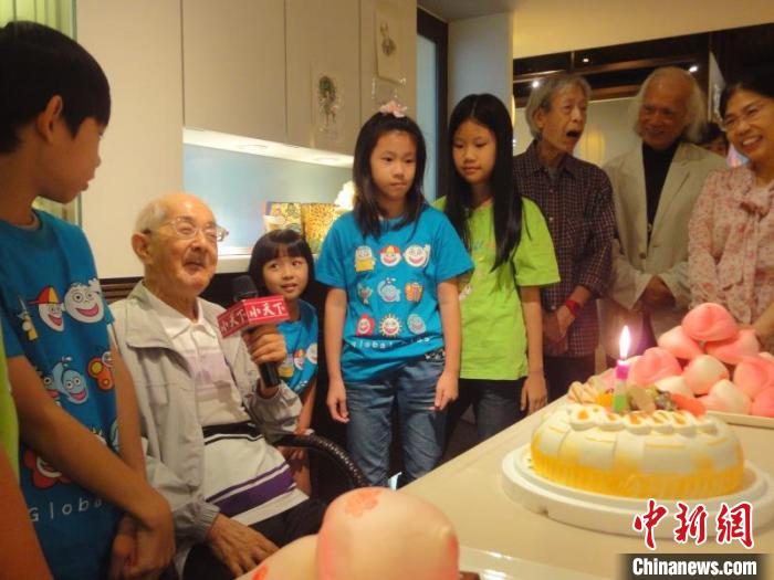 臺灣小天下出版社為94歲的林良舉辦《動物和我》新書發(fā)布會暨慶生會，文友們熱情參與。林良過生日可謂臺灣兒童文學界一大盛事?！「＝ㄉ倌陜和霭嫔绻﹫D 攝