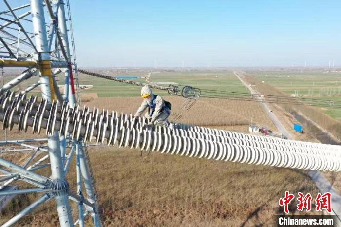 圖為國網(wǎng)河北檢修公司員工在1000千伏臺曹一線停電檢修工作中進(jìn)行絕緣子零值檢測。國家電網(wǎng)河北省電力公司供圖