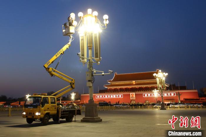 北京城市照明管理中心員工巡檢華燈設(shè)備，以應(yīng)對今冬最強(qiáng)寒潮。　張超 攝