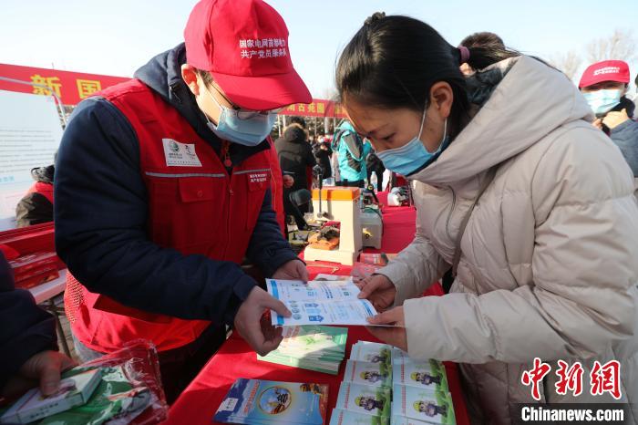 北京大興供電公司進(jìn)社區(qū)宣傳&ldquo;網(wǎng)上國網(wǎng)&rdquo;App等線上購電舉措。　張章 攝