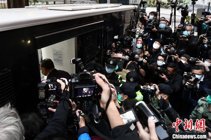 12月31日下午，黎智英被押上囚車?！±钪救A 攝