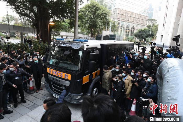 12月31日下午，黎智英被押上囚車?！±钪救A 攝