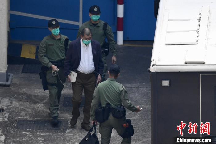 1月5日中午，黎智英在荔枝角收押所被押上俗稱“鐵甲威龍”的最高安保級(jí)別囚車，前往區(qū)域法院出庭應(yīng)訊?！±钪救A 攝