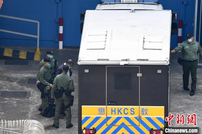 1月5日中午，黎智英在荔枝角收押所被押上俗稱“鐵甲威龍”的最高安保級(jí)別囚車，前往區(qū)域法院出庭應(yīng)訊?！±钪救A 攝