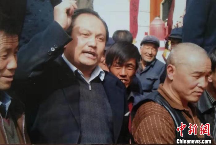 圖為2010年豆乾坤發(fā)動(dòng)村民出工出力修建鄉(xiāng)村道路。 (資料圖)受訪(fǎng)者供圖