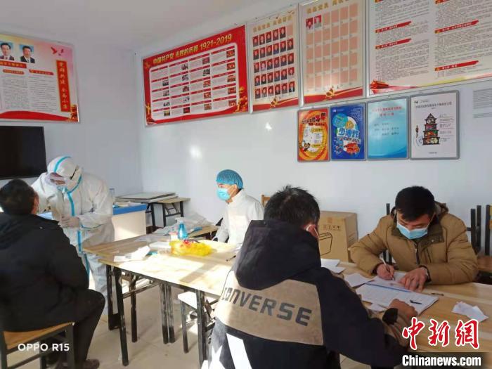 邢臺市民在進行核酸檢測?！堸i翔 攝