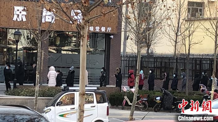 邢臺市民在排隊進行核酸檢測?！堸i翔 攝