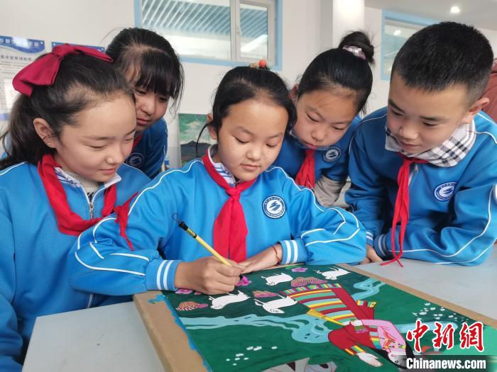 圖為西寧市陽光小學學生創(chuàng)作農(nóng)民畫?！↑h明漢 攝