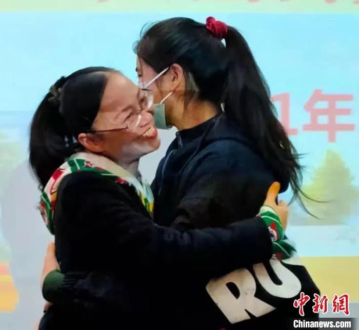 助學(xué)活動(dòng)現(xiàn)場(chǎng)，捐受雙方熱情擁抱?！±畋?攝