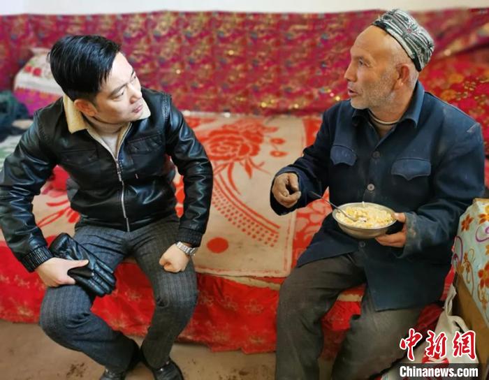 冒雪驅(qū)車上百公里為困難家庭送上愛(ài)心物資?！±畋?攝