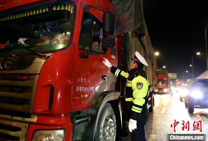 圖為貴安新區(qū)交警對駕乘人員做安全提示。吳遠(yuǎn)杰 攝