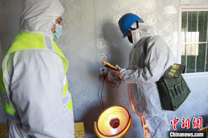 1月7日，國網(wǎng)南宮市供電公司防疫保電共產(chǎn)黨員突擊隊(duì)隊(duì)員為執(zhí)勤點(diǎn)義務(wù)檢查用電情況?！∈Y憲琢 攝