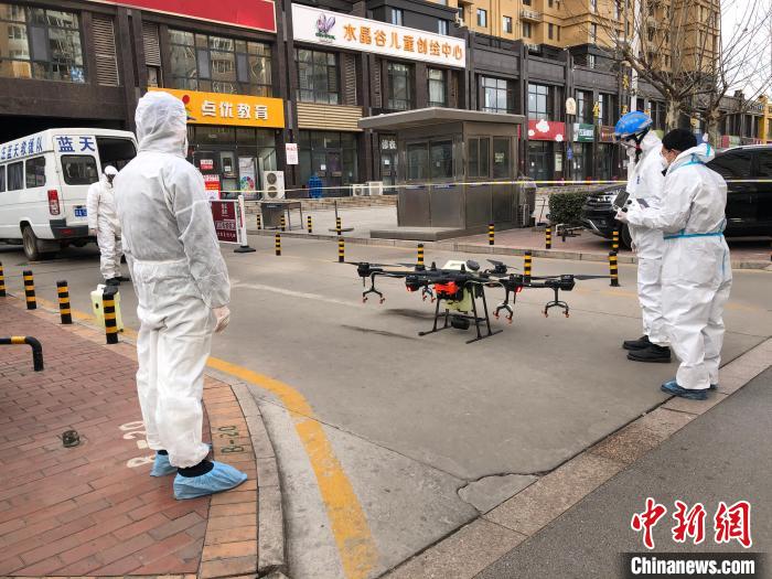 圖為藍(lán)天救援隊(duì)在譽(yù)天下社區(qū)外利用無(wú)人機(jī)進(jìn)行消殺。藍(lán)天救援隊(duì)供圖