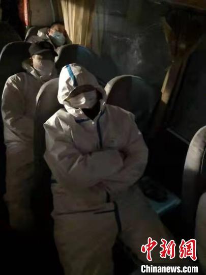 圖為藁城區(qū)增村鎮(zhèn)小果莊村疫情防控檢查站警員在車上睡覺(jué)?！?jiān)露Y 攝