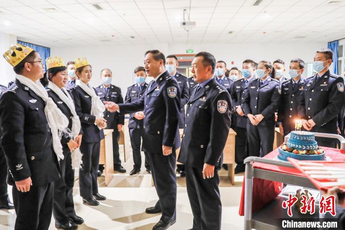 1月10日，拉薩鐵路公安處民警孫炎璽、扎西央宗、馬曉琴感受別樣的生日祝福。　黃飛 攝