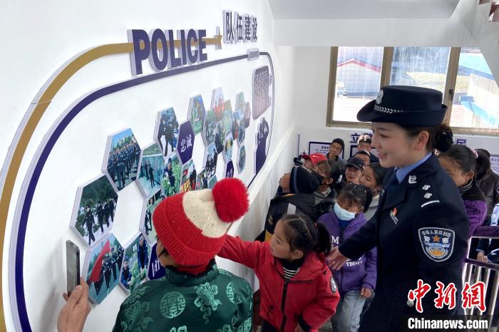 山南邊境管理支隊(duì)勒布邊境派出所舉行警營(yíng)開(kāi)放日活動(dòng)，邀請(qǐng)駐地民眾進(jìn)警營(yíng)，了解民警工作生活?！∏f冀 攝