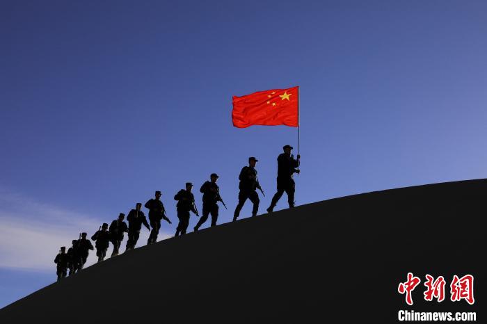 日喀則邊境管理支隊(duì)幾腳橋邊境檢查站民警在轄區(qū)開(kāi)展巡邏工作。　龍小鳳 攝