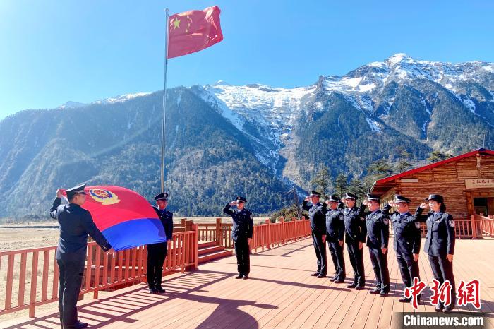 林芝邊境管理支隊(duì)南伊邊境派出所民警前往紅色教育基地——瓊林新村戍邊小牧屋開(kāi)展警旗宣誓活動(dòng)?！钛?攝