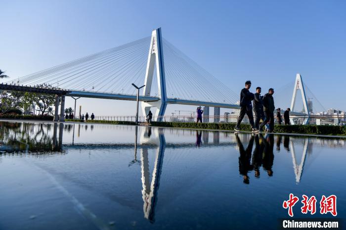 海口民眾樂(lè)享久違的冬日暖陽(yáng)