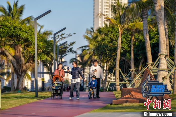 圖為?？谑忻衤皆诤？跒?，樂(lè)享久違陽(yáng)光?！●樤骑w 攝