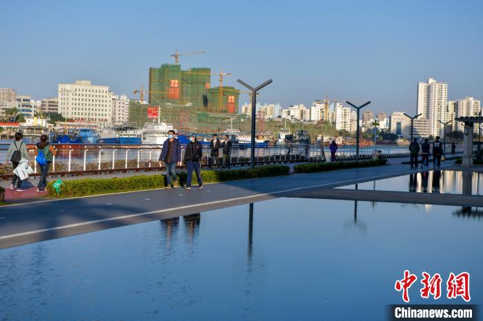 圖為市民在?？跒成⒉?。　駱云飛 攝