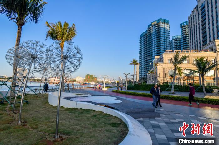 圖為市民在海口灣散步?！●樤骑w 攝