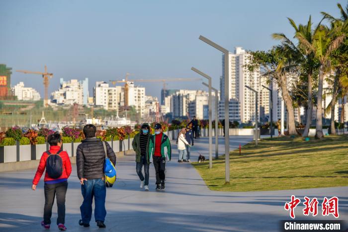 圖為市民在海口灣散步，樂(lè)享久違陽(yáng)光?！●樤骑w 攝