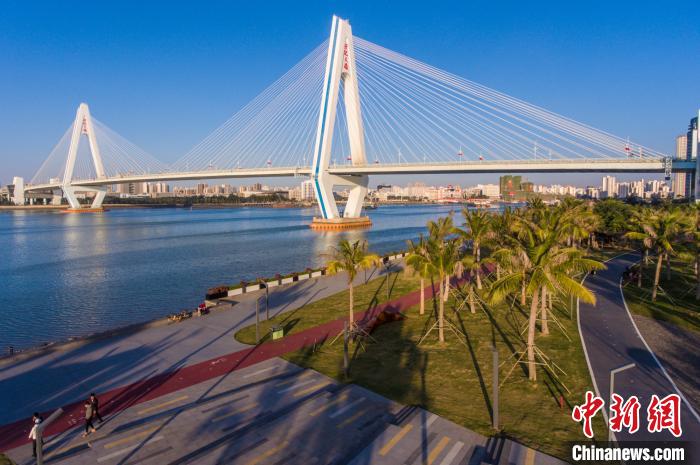 圖為航拍夕陽(yáng)下的?？谑兰o(jì)大橋。　駱云飛 攝