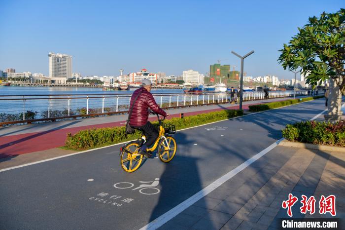 圖為市民騎行在剛剛開放不久的?？跒硶惩üこ舔T行道，享受久別的藍(lán)天陽(yáng)光?！●樤骑w 攝