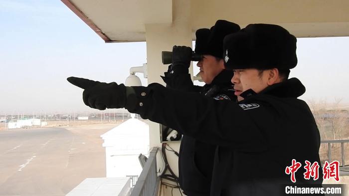 圖為甘其毛都出入境邊防檢查站民警密切關(guān)注野生黃羊和蒙古野驢動向?！●T正翔 攝