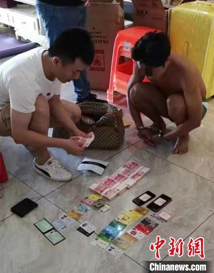 警方繳獲犯罪嫌疑人的作案工具及部分贓款?！№f崇結(jié) 攝