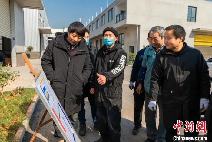 員工圍在展板前了解就地過年相關政策。婺城宣傳部供圖