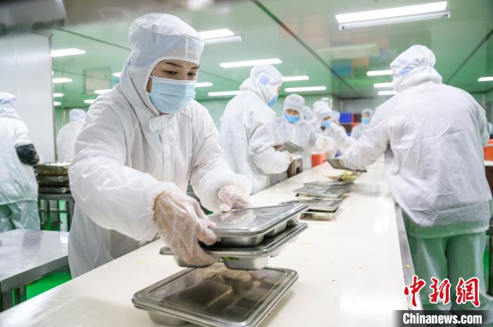 探訪福建團(tuán)餐企業(yè)：后疫情時(shí)代做好學(xué)生的“保姆”
