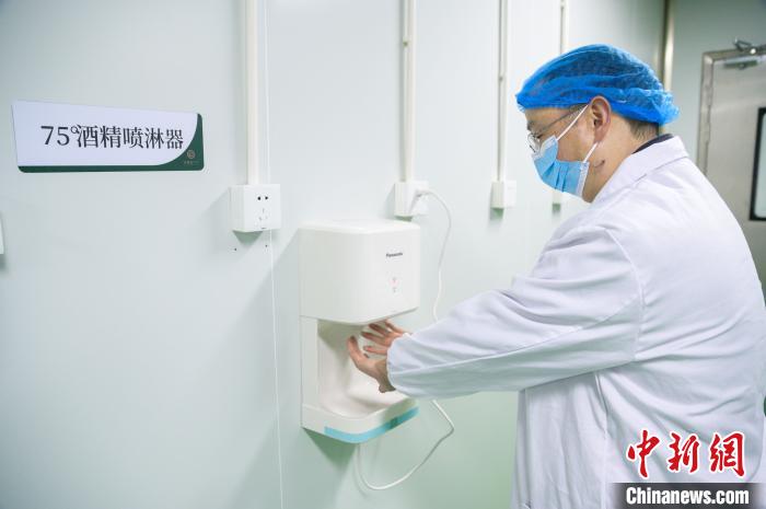 所有進(jìn)入生產(chǎn)車間的人員，都必須先進(jìn)入更衣室，穿上專用工作服，在經(jīng)過洗手、吹干、二次消毒、風(fēng)淋后，方可進(jìn)入生產(chǎn)車間內(nèi)部?！±钅宪?攝