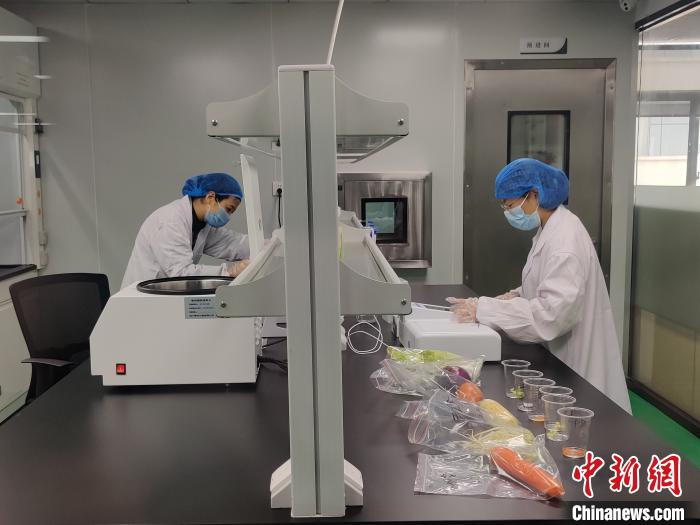 所有食材需通過農(nóng)殘檢測(cè)和微化實(shí)驗(yàn)室的嚴(yán)格檢測(cè)后，方可進(jìn)入倉(cāng)庫(kù)和潔凈生產(chǎn)車間?！∪~秋云 攝