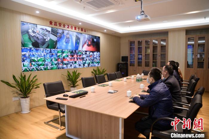 該公司建設(shè)有覆蓋整個(gè)中央廚房的智能監(jiān)控體系。　李南軒 攝