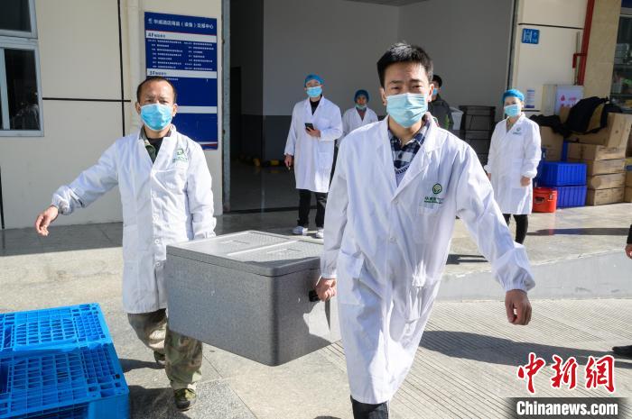 分餐后的餐食封盤裝箱后，通過專車送往學(xué)校?！±钅宪?攝