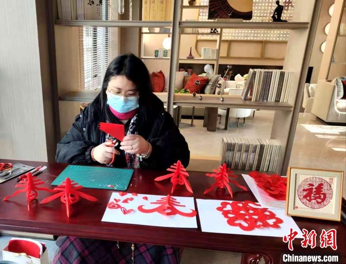 圖為林琳正在剪紙。(資料圖) 林琳供圖 攝