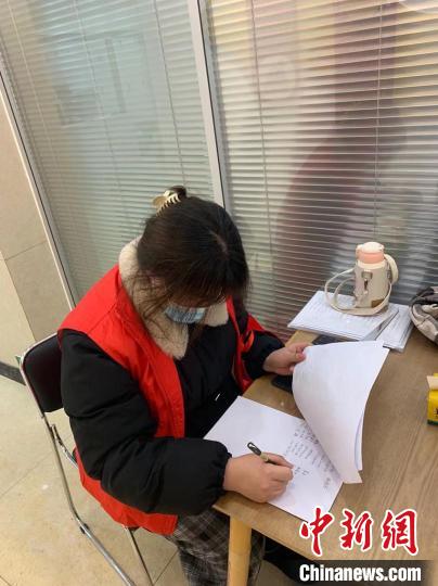 高妍在整理資料。高妍供圖