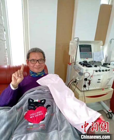 獻(xiàn)血中的傅金忠。受訪者供圖