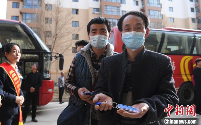 圖為搬遷居民領取鑰匙?！钇G敏 攝