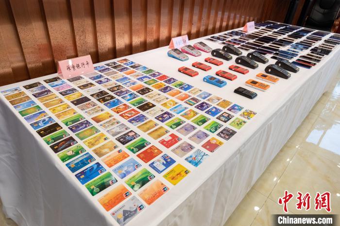 圖為警方繳獲的部分作案工具。重慶兩江新區(qū)警方供圖