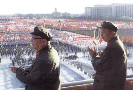 粉碎“四人幫”后，葉劍英與華國(guó)鋒在天安門城樓上.jpg
