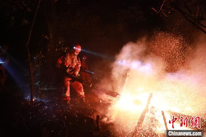 圖為火災(zāi)救援現(xiàn)場(chǎng)。昆明市森林消防支隊(duì)提供